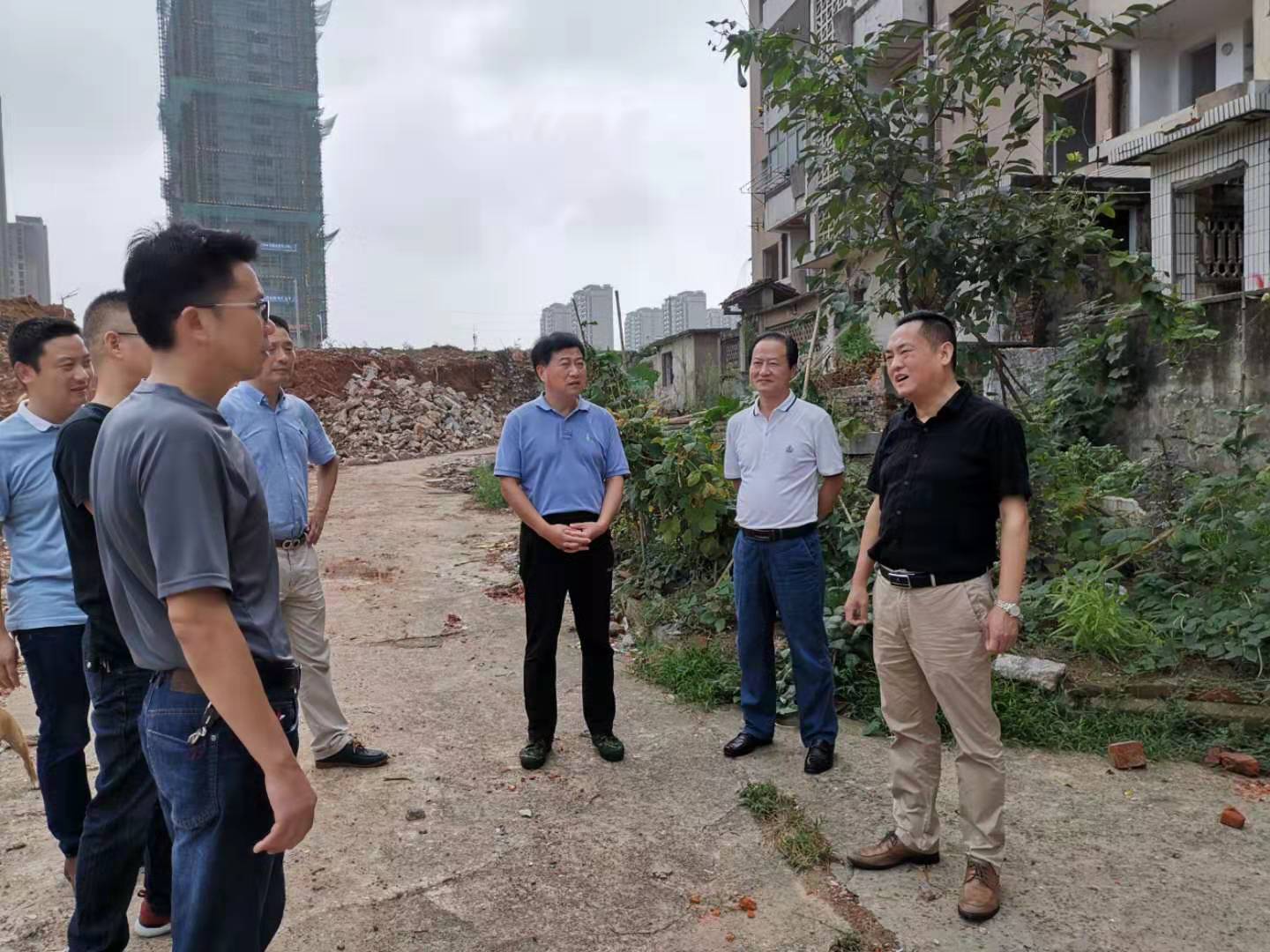 為加快方家沖、造紙廠和桂花園新安置區(qū)建設(shè)，2019年9月5日下，市城建集團(tuán)總經(jīng)理衛(wèi)民陪同市政府副秘書長劉陳寅深入項(xiàng)目建設(shè)現(xiàn)場，調(diào)度推進(jìn)安置區(qū)征遷工作.jpg