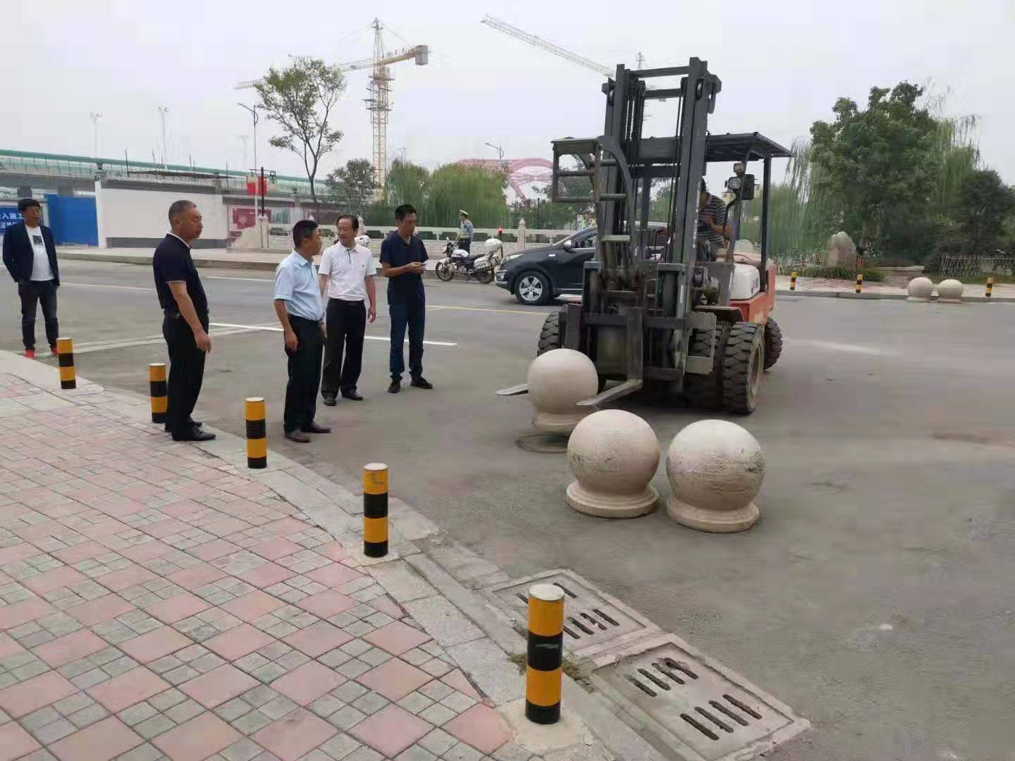 為向新中國成立七十周年獻禮，市城建集團攻堅克難，實現(xiàn)了北門棚改區(qū)域民生路10月1日零時順利通車。國慶假期，市城建集團堅持做好一線工作，在與交警部門共同做好民生路通車保障工作外，抓細節(jié)，抓落實，確保其他各項工作有序推進。.jpg